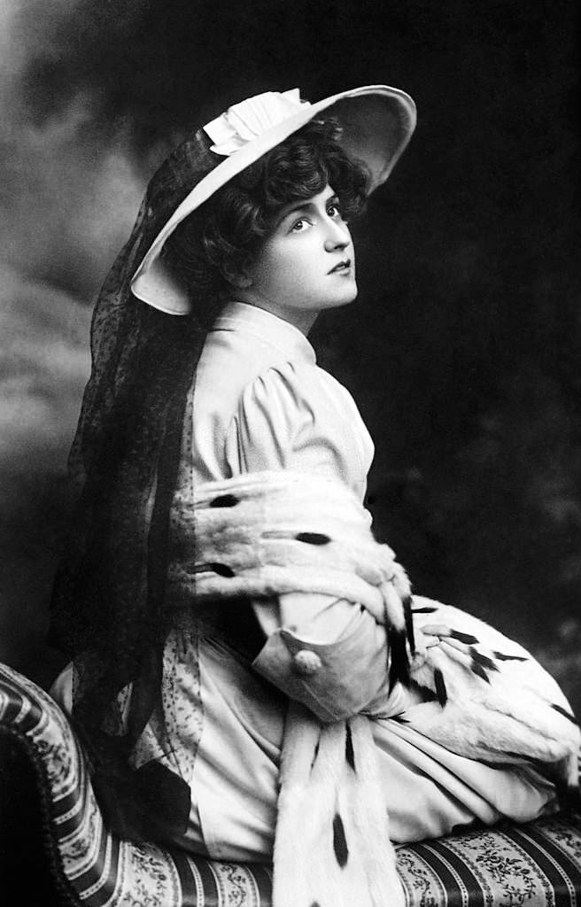 #31 Gabrielle Ray, with a diabolo, 1900.