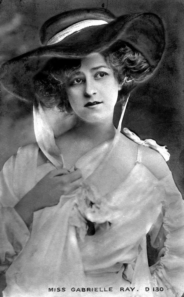 #33 Gabrielle Ray with a diabolo, 1900