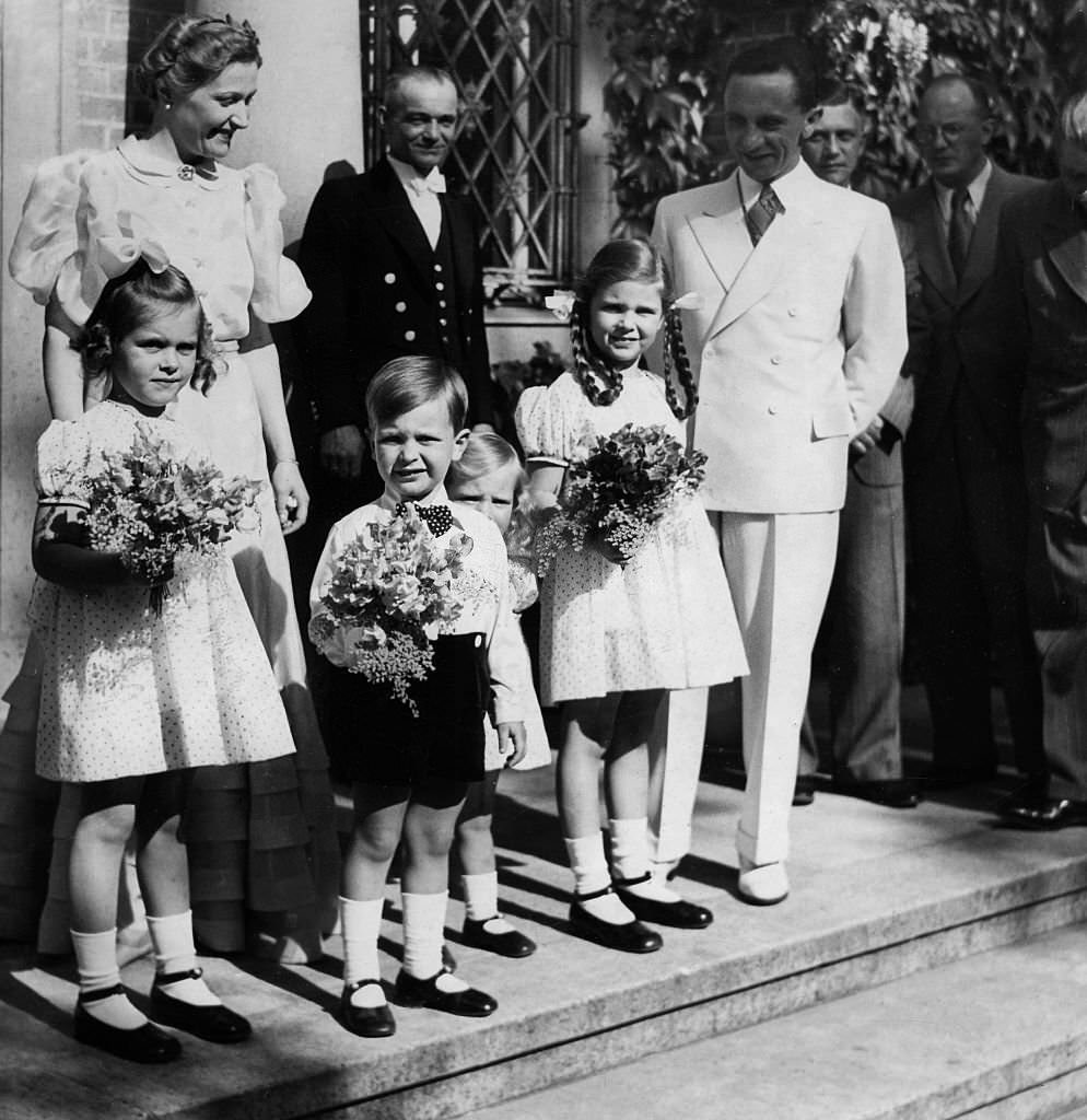 #10 Joseph Goebbels with his wife Magda and the children, Hilde , Hellmut, Holde and Helga (from, left) in front of the house on Schwanenwerder in, expectation of Prince Paul of Yugoslavia, who is staying in Berlin for a state visit.