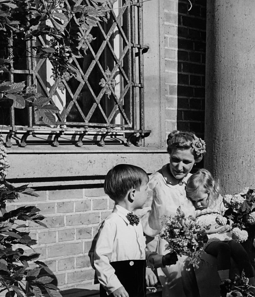 #14 Joseph Goebbels with his wife Magda and children Hellmut, und Holde in front of the house on Schwanenwerder, in anticipation of Prince Paul of Yugoslavia, who is staying in Berlin for a state visit