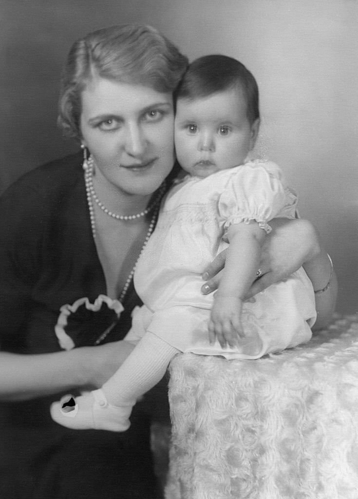 #30 Magda Goebbels with her daughter Helga, 1933