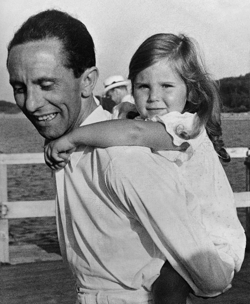 #33 Joseph Goebbels with his daughter Helga on the Seebruecke Heiligendamm, 1935