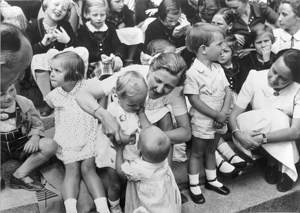 #37 Magda Goebbels With Austrian children of the school Reich School of the Reich League of the Rich in Children ‘ at the lake Griebnitzsee