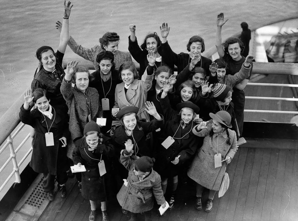 #29 Refugees arrive in England aboard the American ocean liner “Manhattan.” 1939.