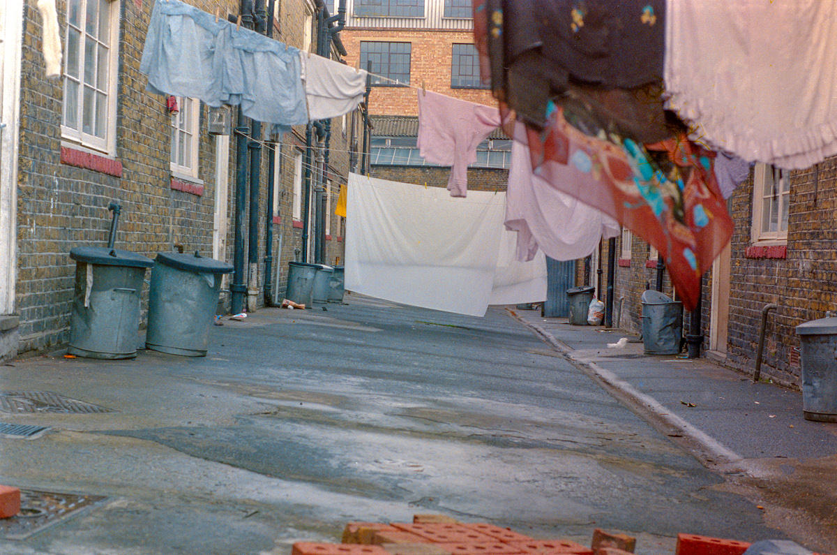 #44 Washing, Yard, Cranford Cottages, Cranford St, Shadwell, Tower Hamlets, 1986