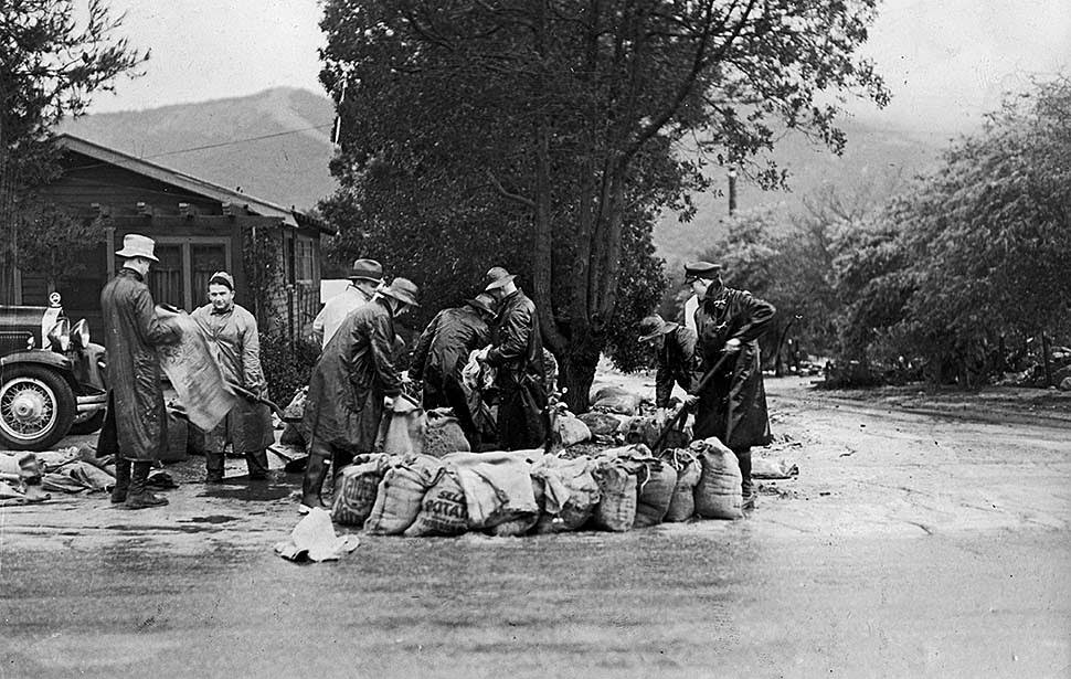 #19 Workmen at Honolulu and Agner streets in Montrose setting up sand bags at a known flood danger point, 1934