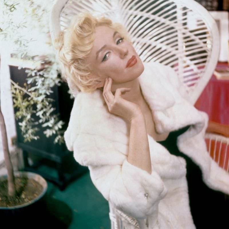 Gorgeous Portraits of Marilyn Monroe taken by Cecil Beaton in 1956 Celebrities