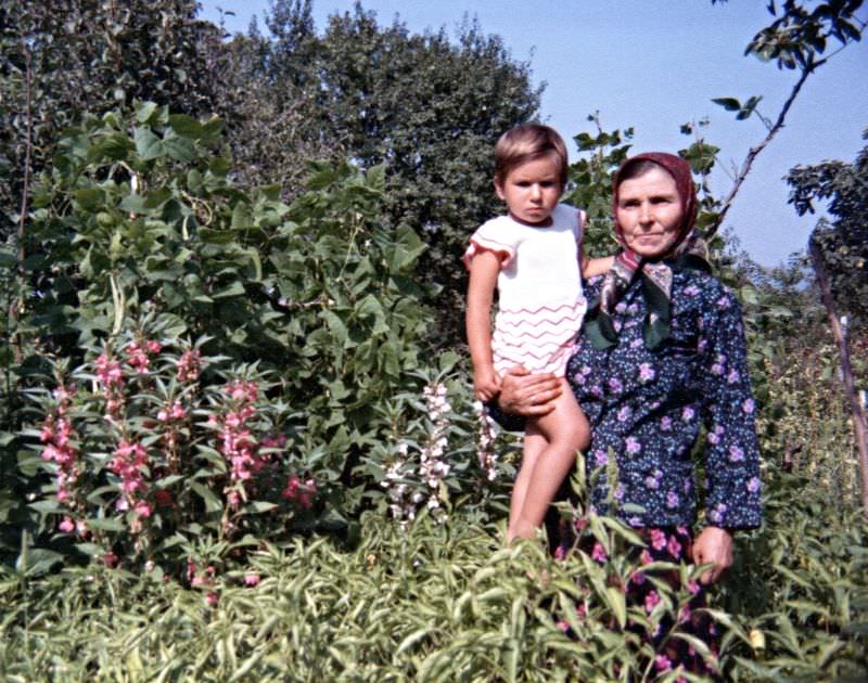 #19 Aunt Şerife and granddaughter, Polyanovo, Bulgaria, 1976.