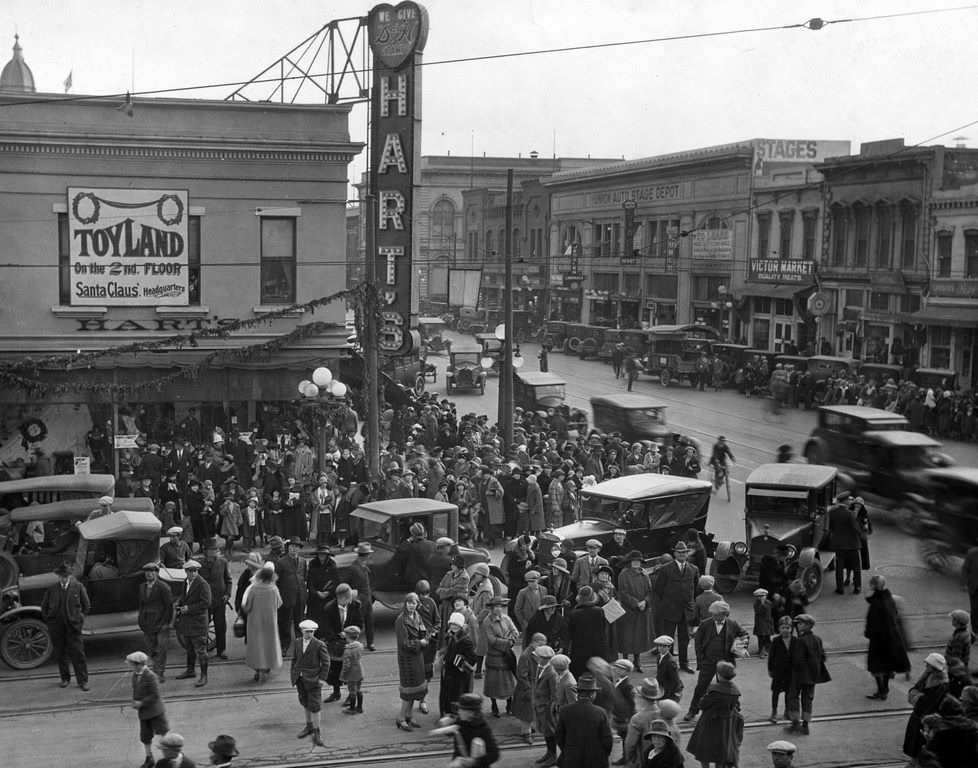 #140 Holiday shoppers, 1924