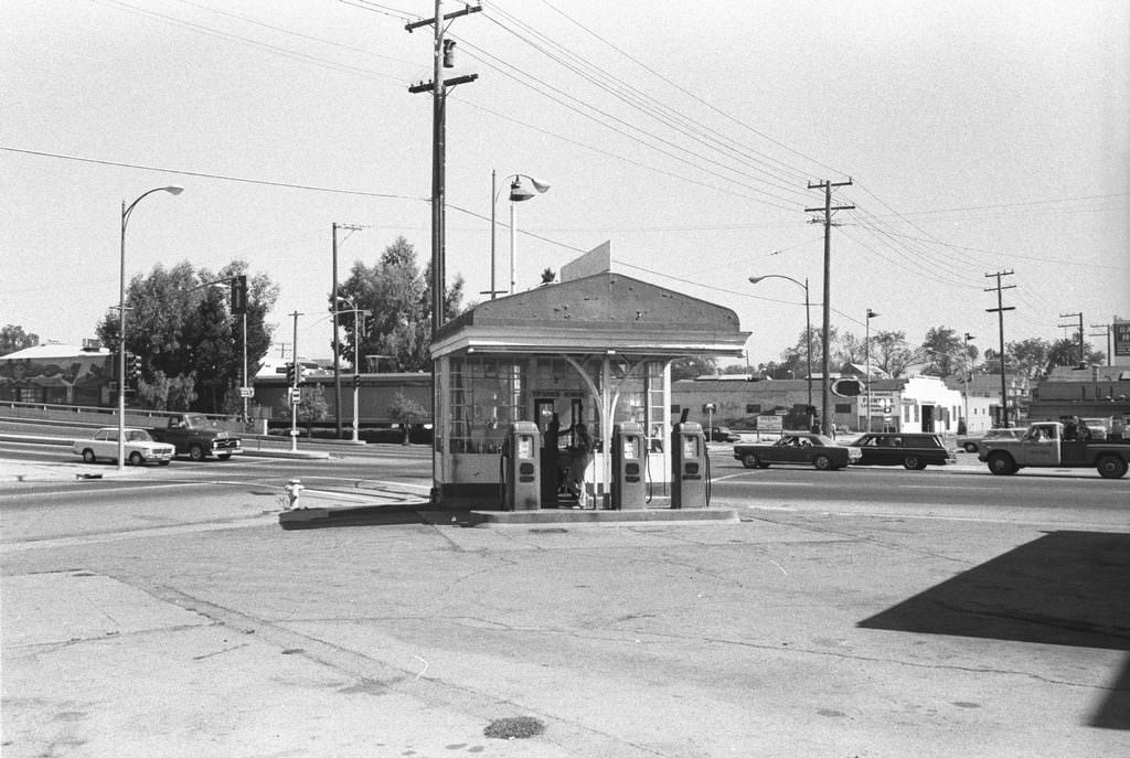 #146 Associated Oil Gas Station, 1974