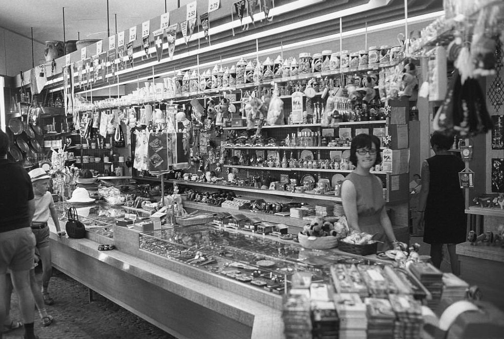 #122 Tourists in souvenir shop, Schaffhausen 1970