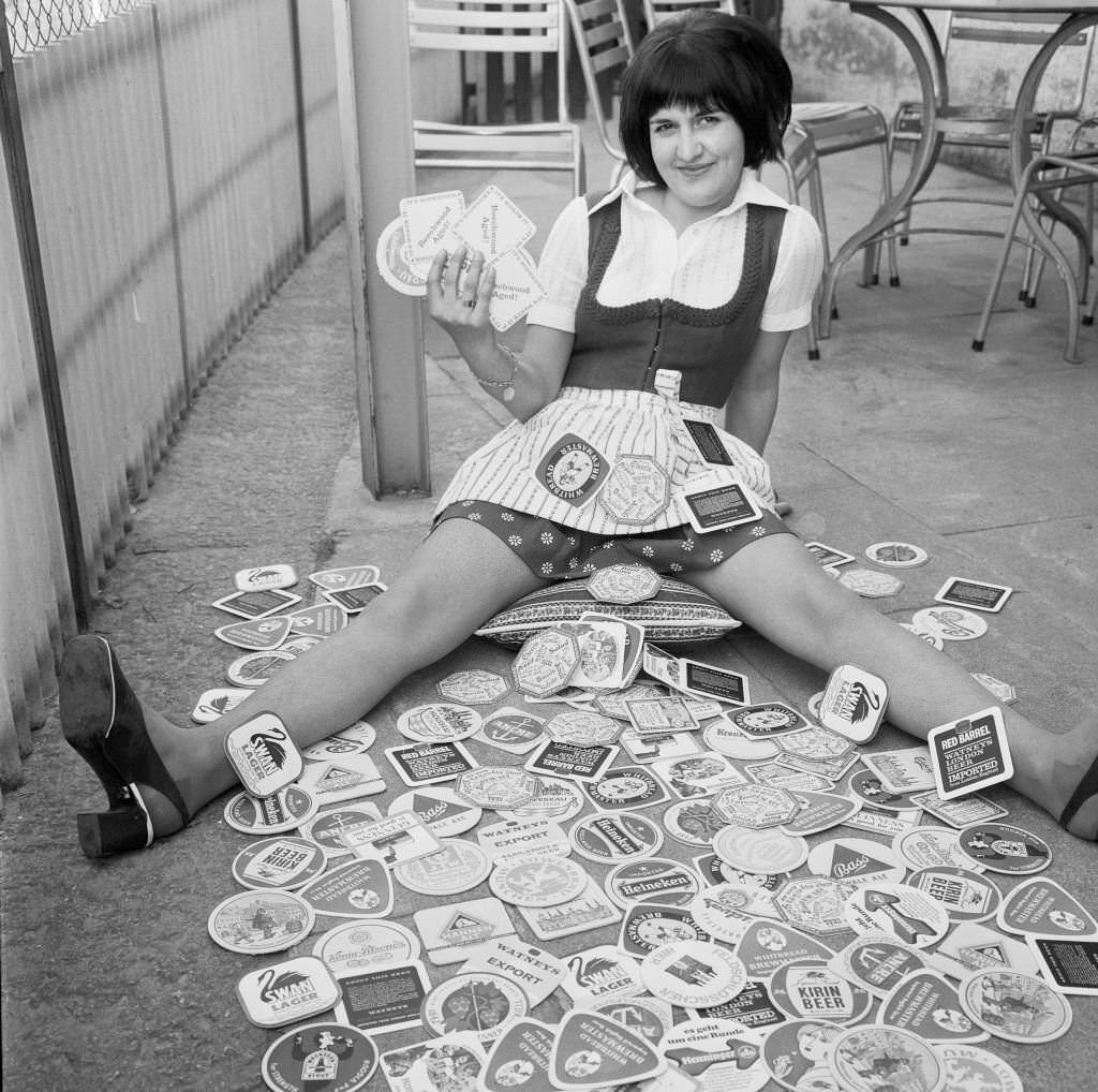 #187 Waitress with different beer mats, 1970