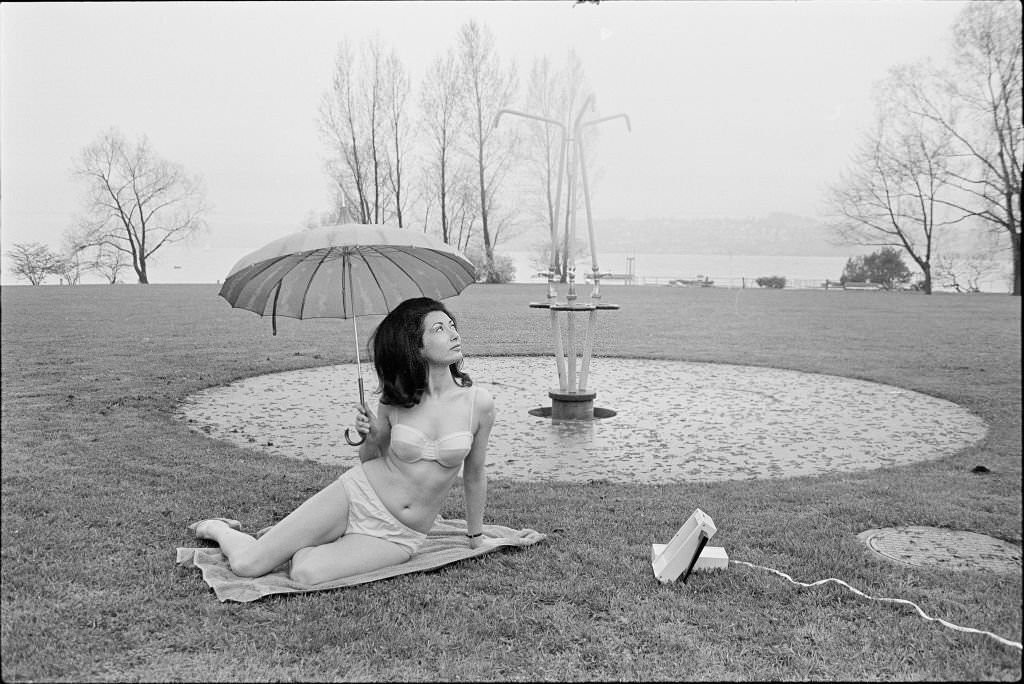 #190 Naiad with umbrella in the rain, Tiefenbrunnen in Zürich, 1970