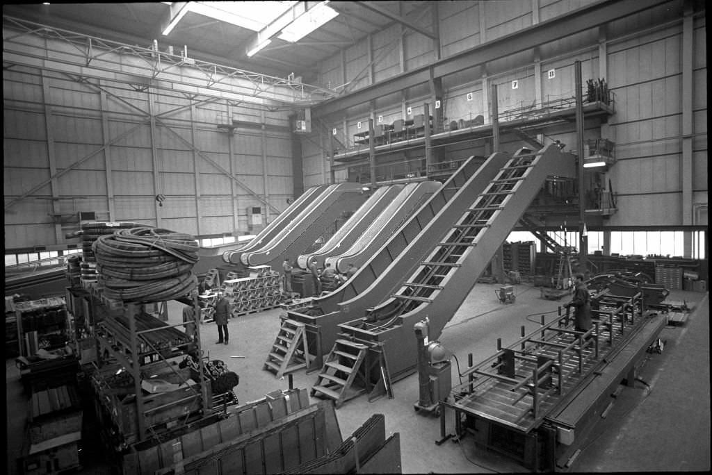 #199 Production of escalators in Schlieren, 1970