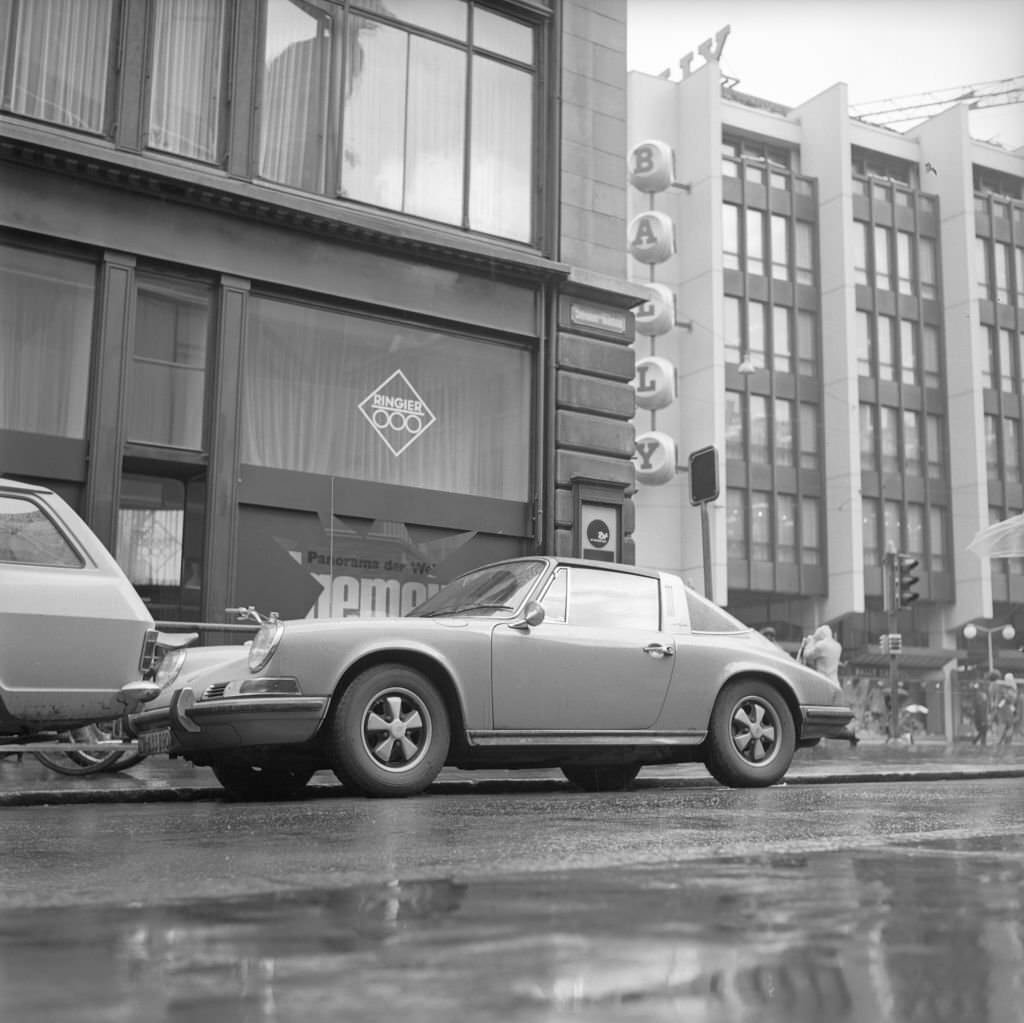 #206 Shop window Ringier publisher: SAVZ, Tanga cabriolet and Bally building, 1970