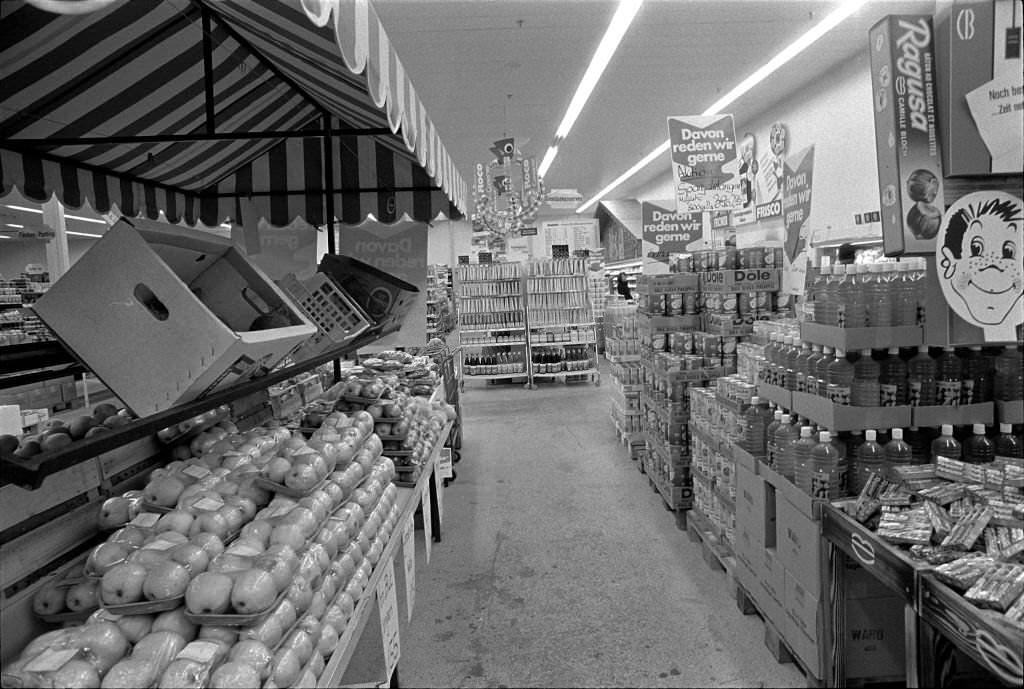 #222 Shopping Center Waro, apples, Volketswil, 1971