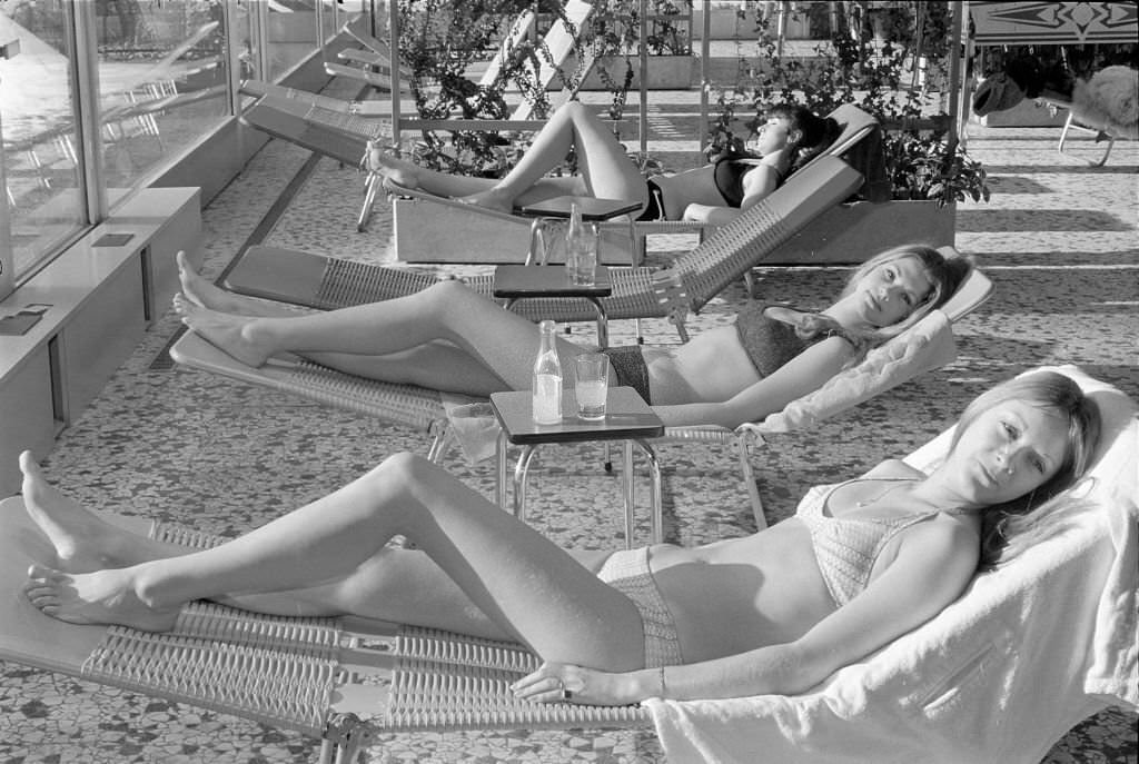 #248 Women un bikini at the “artificial sun” in Flims, 1970