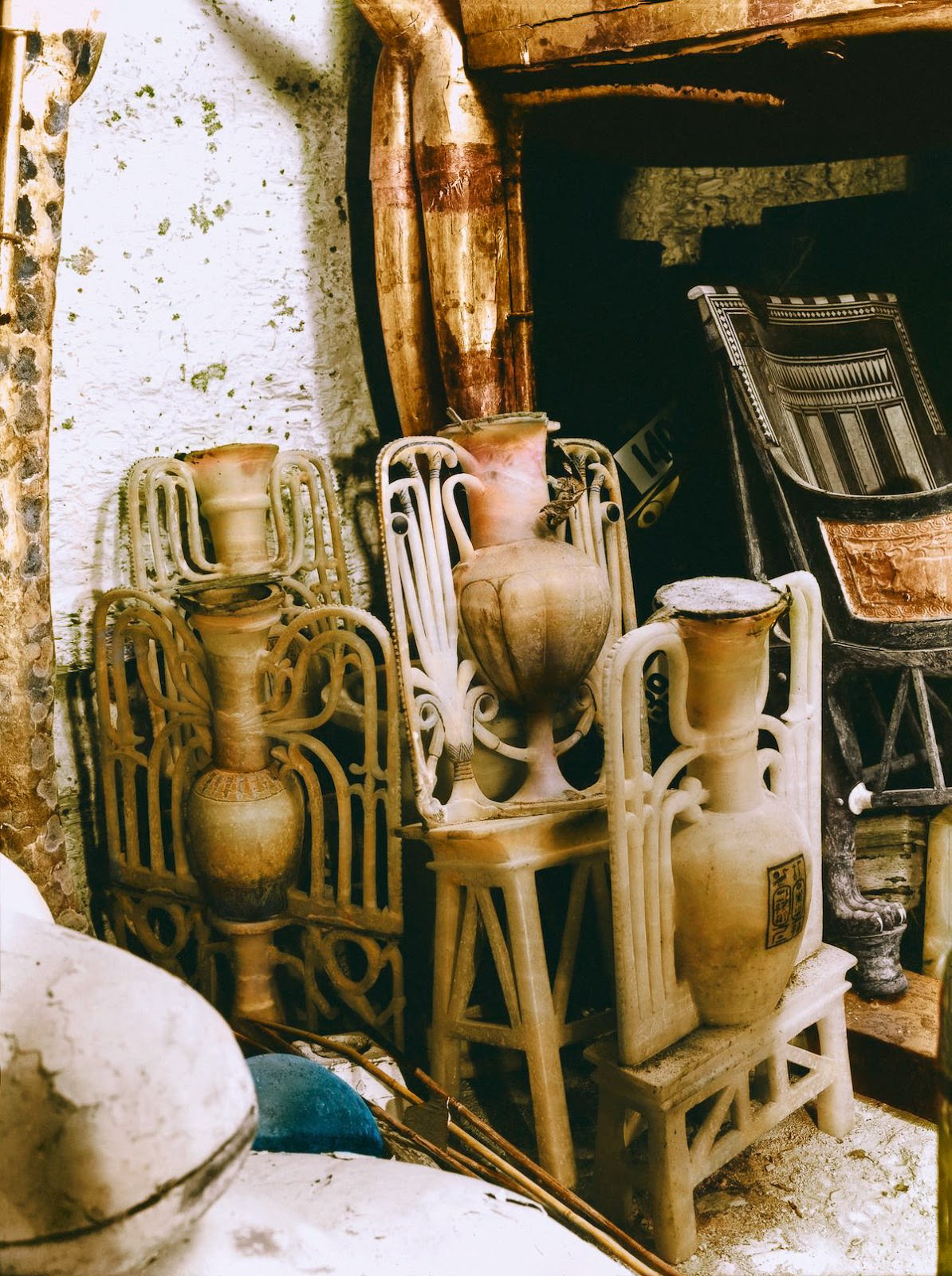 Sealed alabaster ‘unguent’ vases (Carter nos. 57, 58, 60 and 61) between the cow-headed (Carter no. 73) and lion (Carter no. 35) couches against the west wall of the Antechamber. Tutankhamun’s Tomb, December 1922