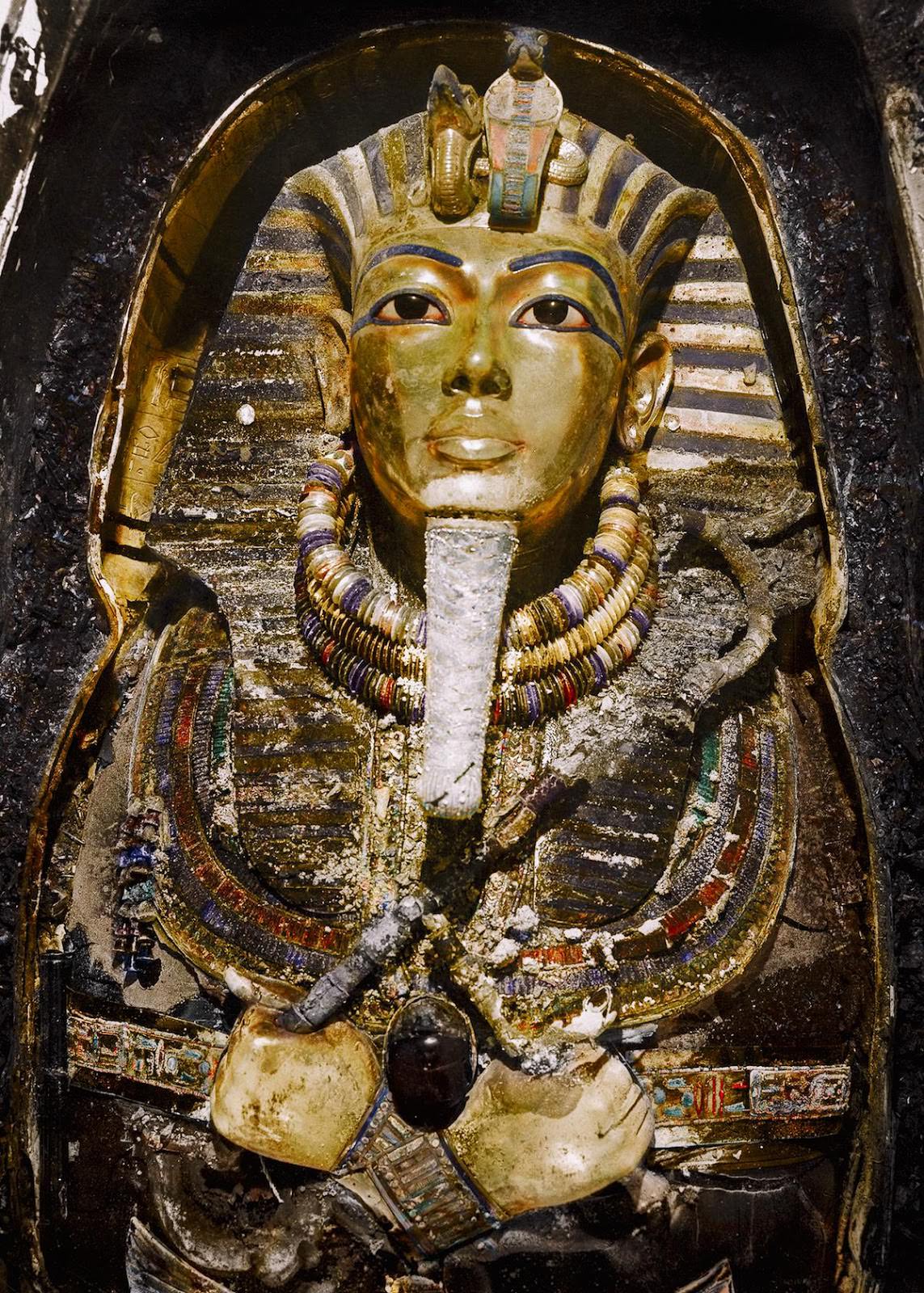 The gold mask (Carter no. 256a) in situ on the mummy of the King, still inside the third (innermost) solid gold coffin (Carter no. 255). Tutankhamun’s Tomb, 30th October 1925
