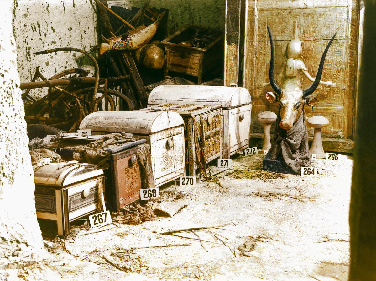 A line of chests down the centre of the Treasury, ending with the canopic chest (Carter no. 266). Tutankhamun’s Tomb, October 1926