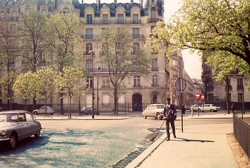 #114 Paris street scenes, 1968