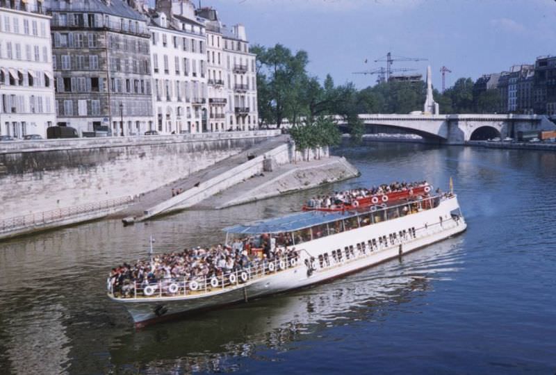 #59 Sightseeing barge above Ile de la Cite, 1960
