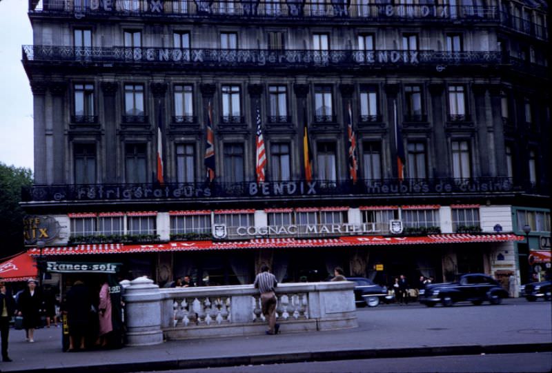 #64 Café de le Paix, 1960