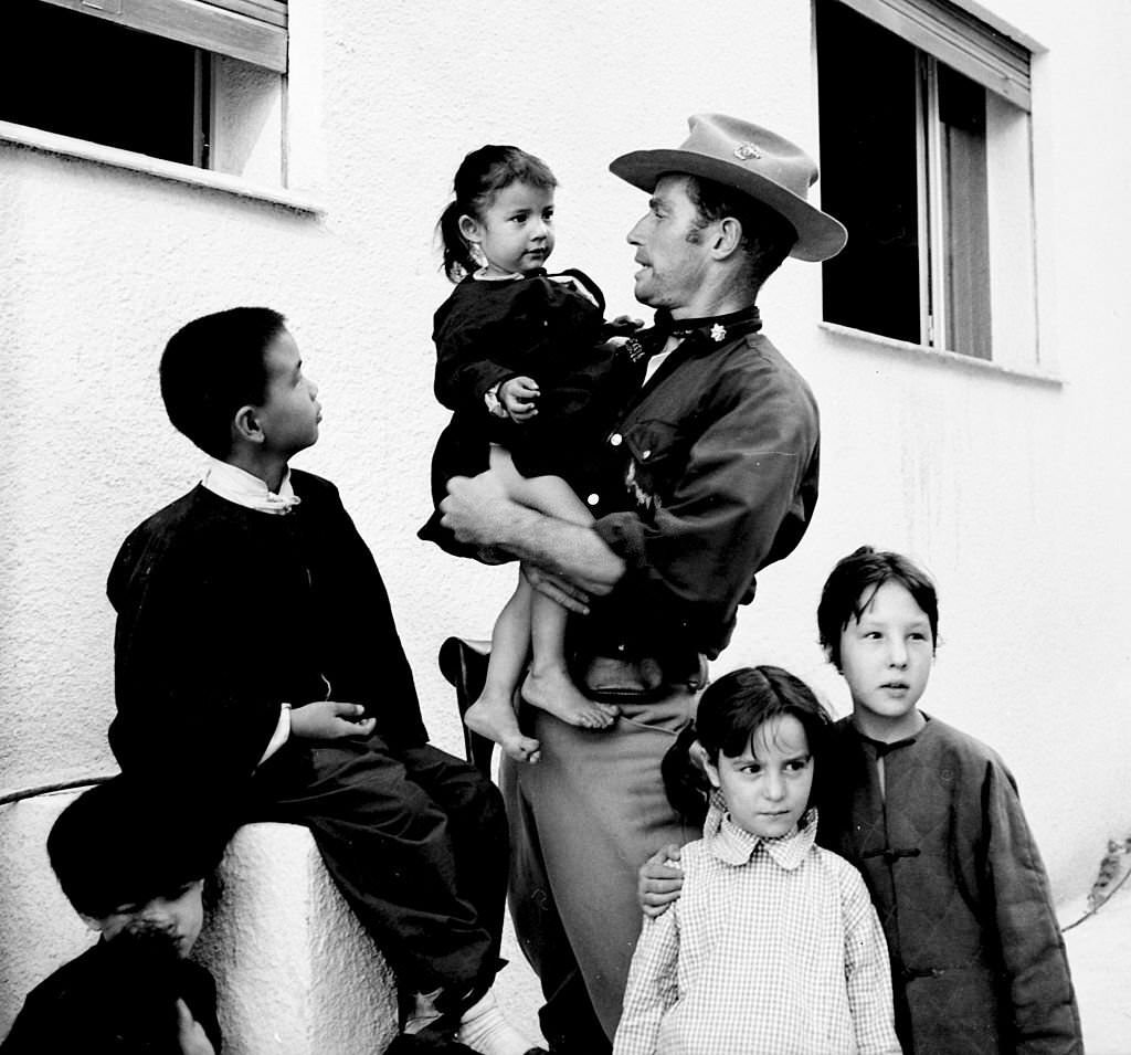 Charlton Heston on location in Madrid for the movie ’55 days of Peking ‘, 1963