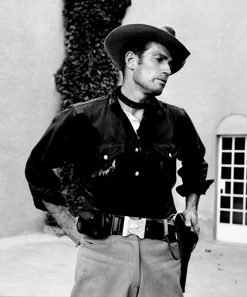 Charlton Heston on location in Madrid for the movie ’55 days of Peking ‘, 1963.