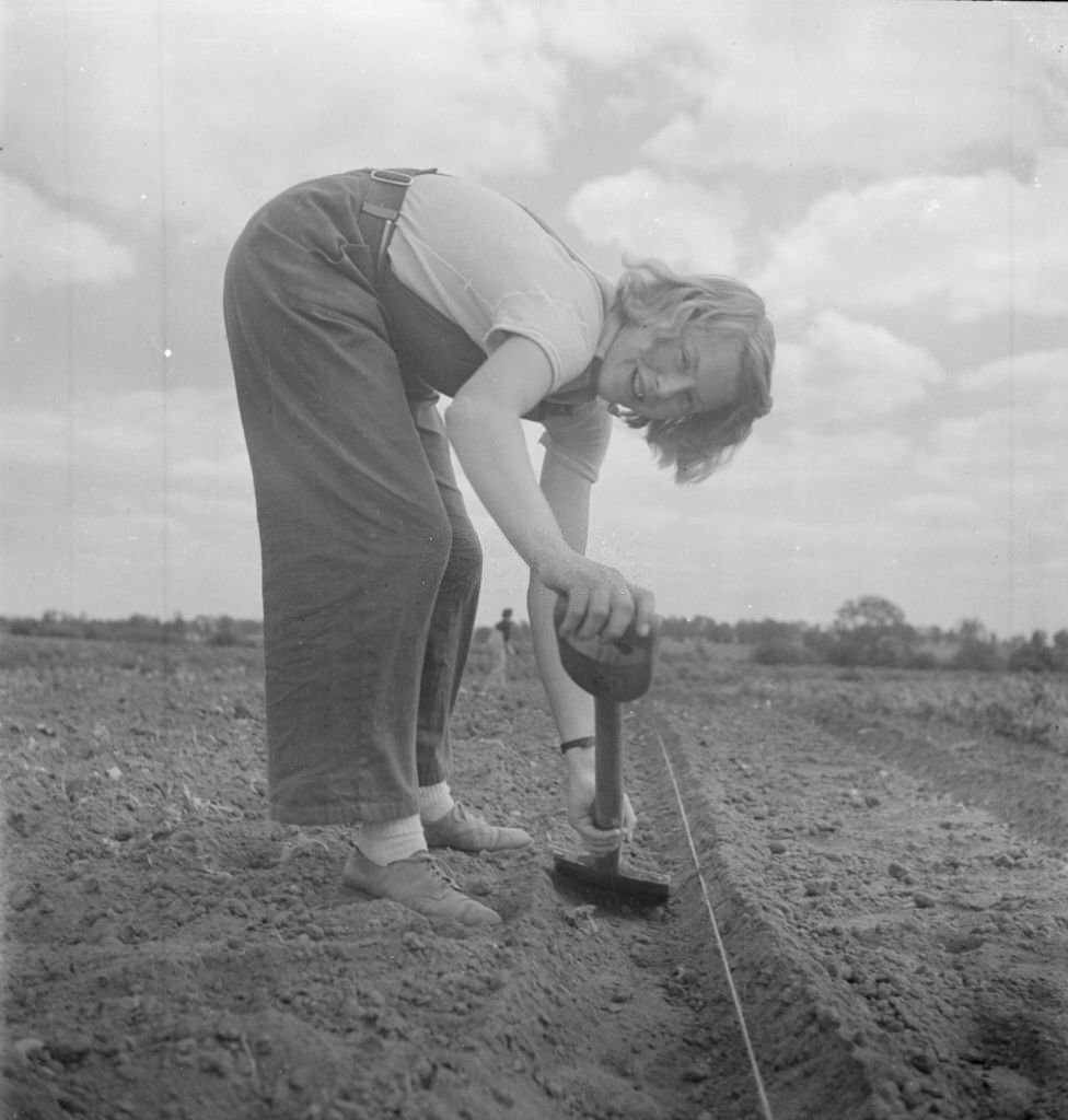 #103 Cecil Beaton Photographs: Women’s Horticultural College, Waterperry House, Oxfordshire, 1943
