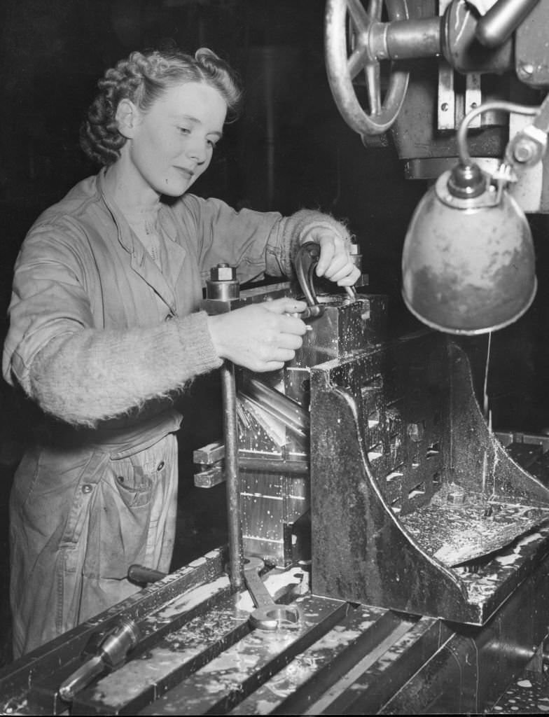 #7 A woman using a micropeter in the manufacture of tank guns at a Royal Ordnance factory during the Second World War.