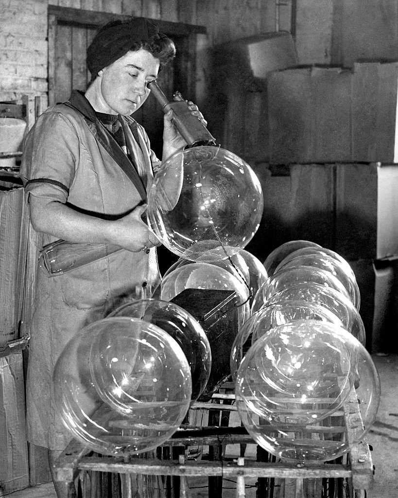 #85 Testing beacon light bulbs at the Lemington Glass Works Ltd, Lemington, Newcastle upon Tyne, Tyne and Wear. 25th January 1945.