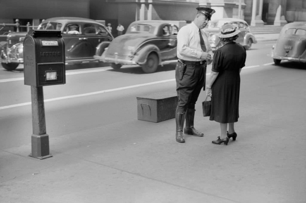 #23 Woman Talking to Policeman, Chicago, Illinois, July 1941