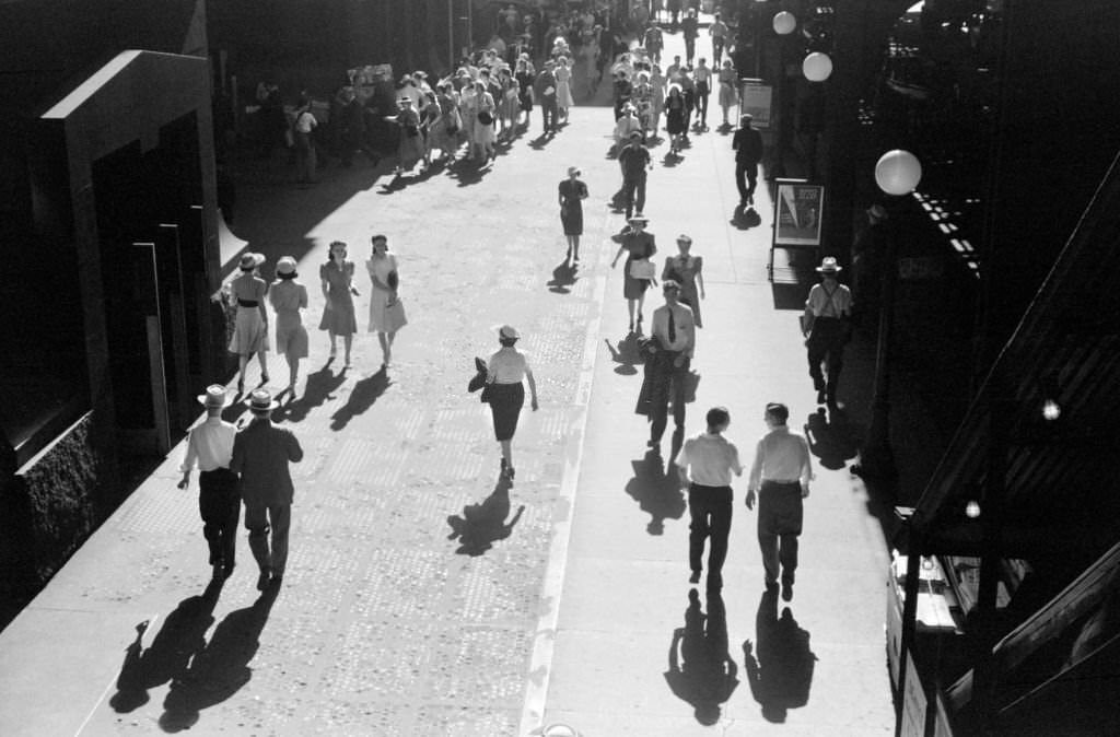 #38 5 Oclock Crowd, Downtown Chicago, Illinois, July 1941