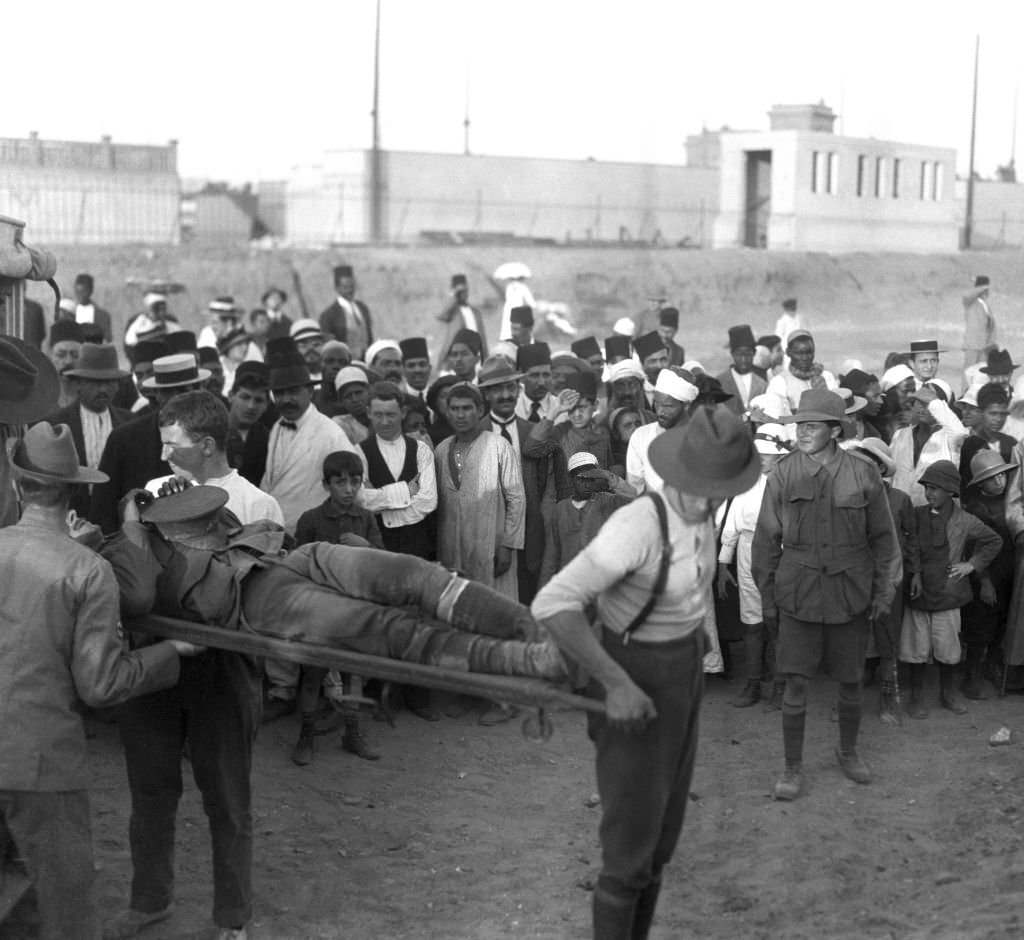 #36 Australian stretcher bearers attend to casualties arriving from the Dardanelles Campaign, Egypt, 1915