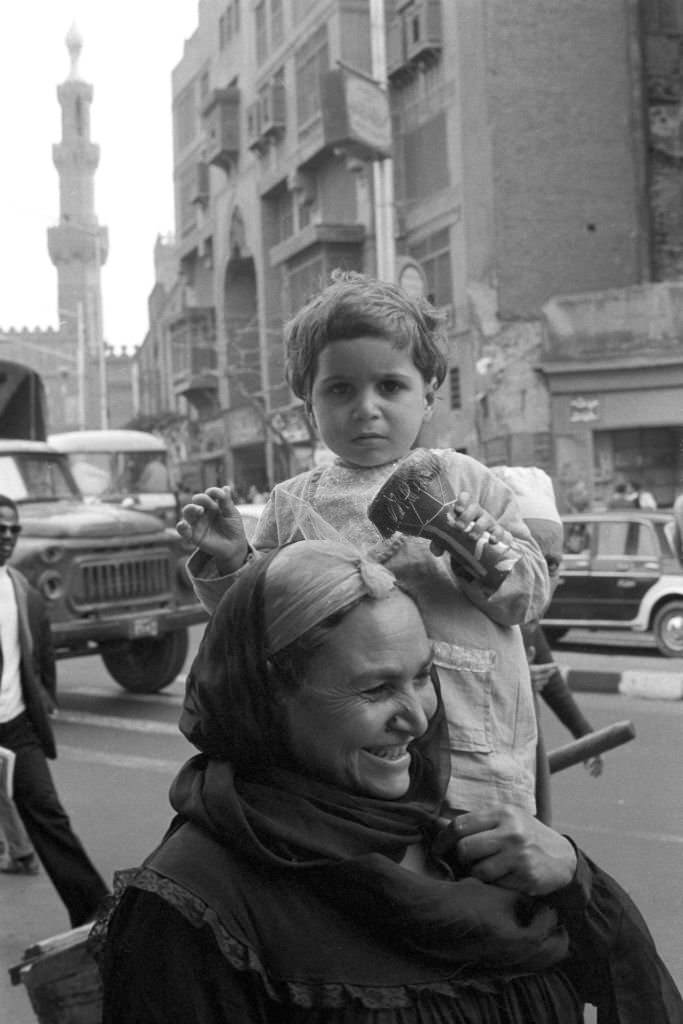 #45 A mother with her daughter on their way to go shopping in a bazaar in Cairo, 1972