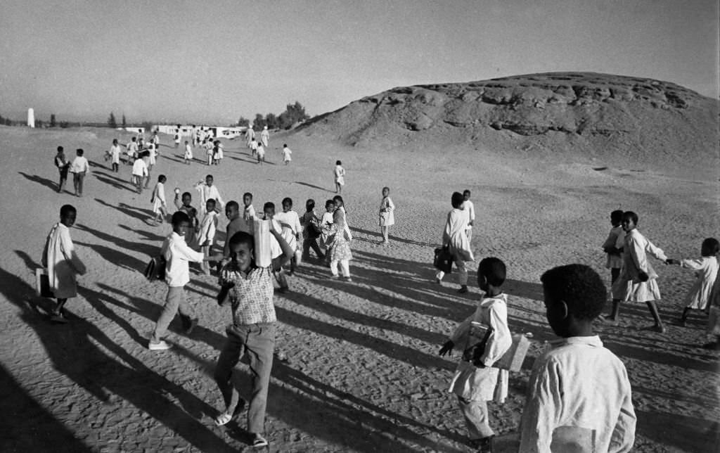 #56 Pupils near Aswan (Egypt) on their way to the new school, 1972