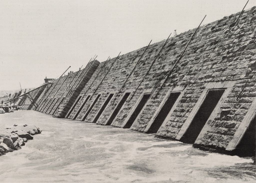 #18 The Aswan Dam, which was built with the contribution of Italian labour, Egypt, 1901