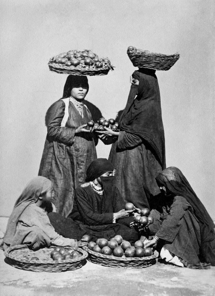 #62 Oranges sellers in Cairo