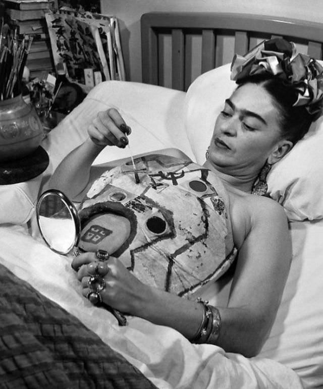 #12 Frida Kahlo in bed