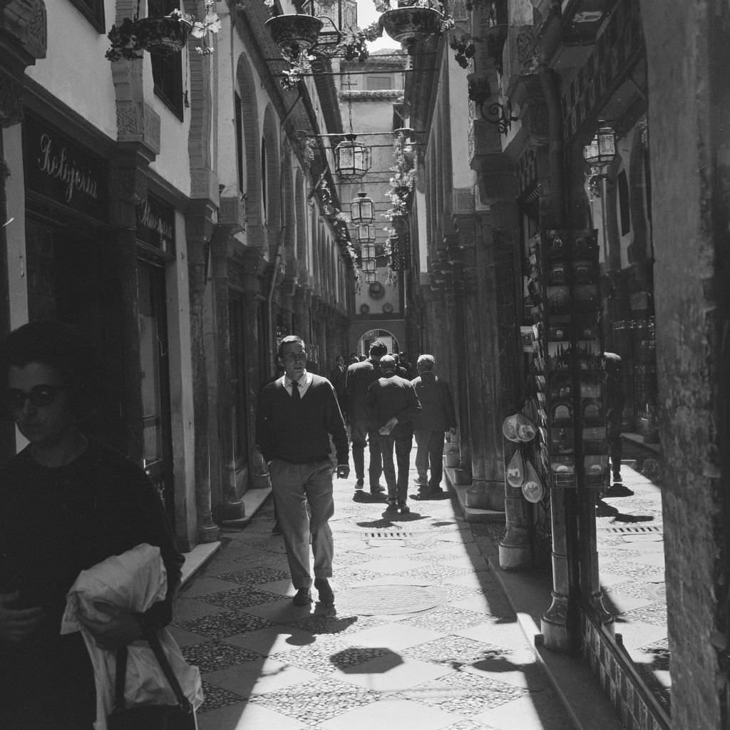 #32 Granada, street scene, 1965