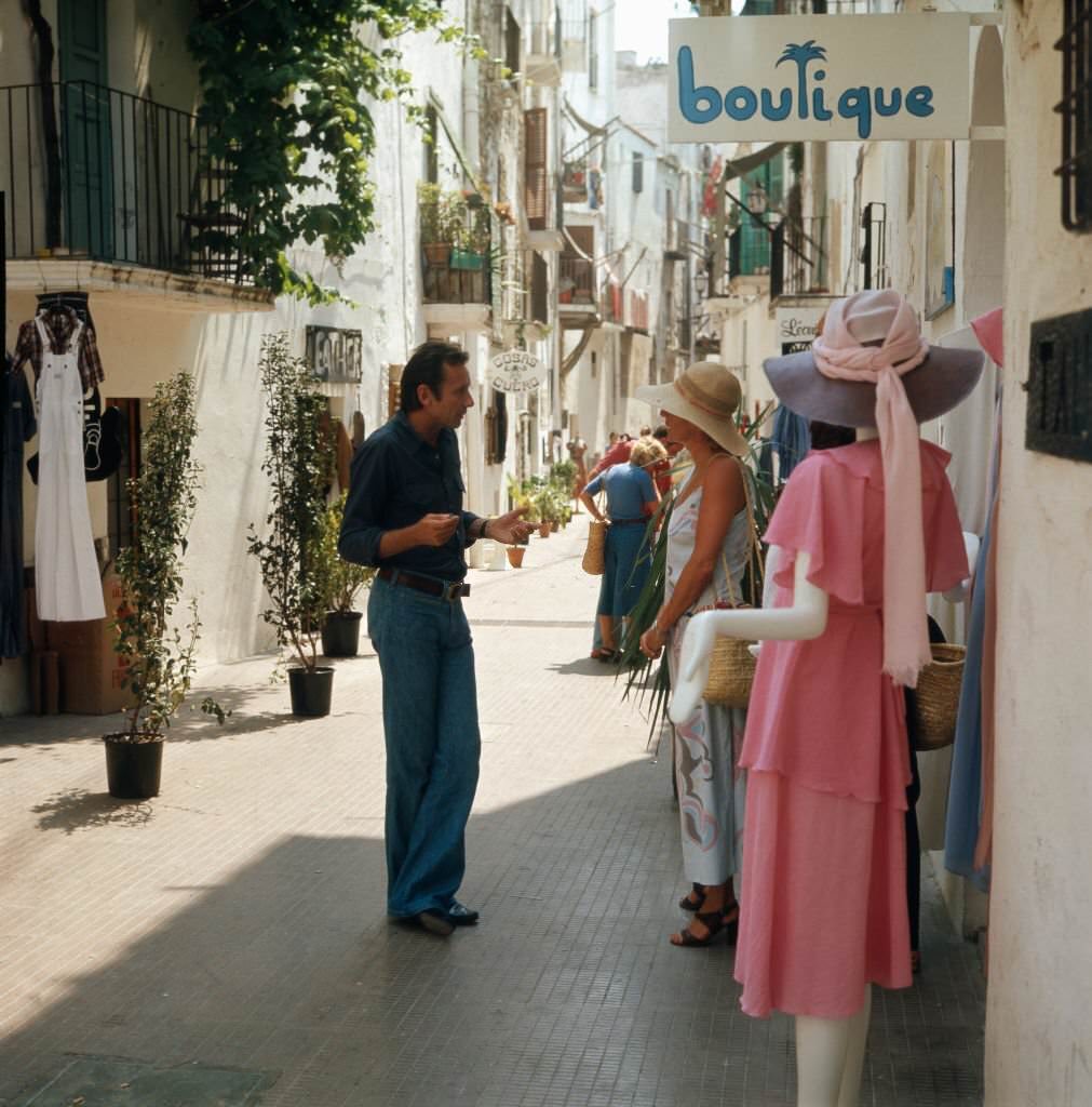 #17 Shopping in the boutiques of the city of Ibiza, 1976