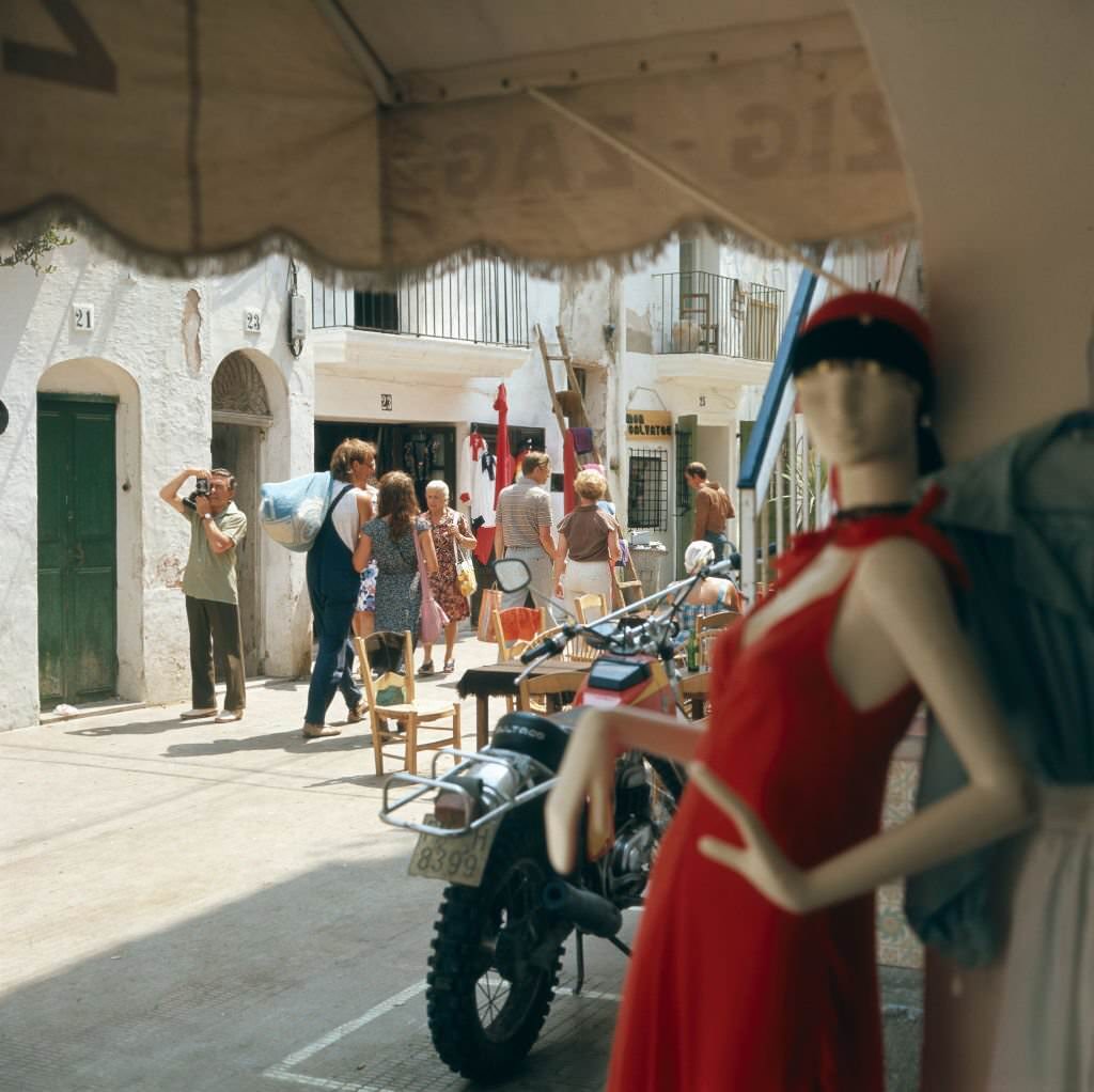 #31 Shopping in the boutiques of the city of Ibiza, 1976