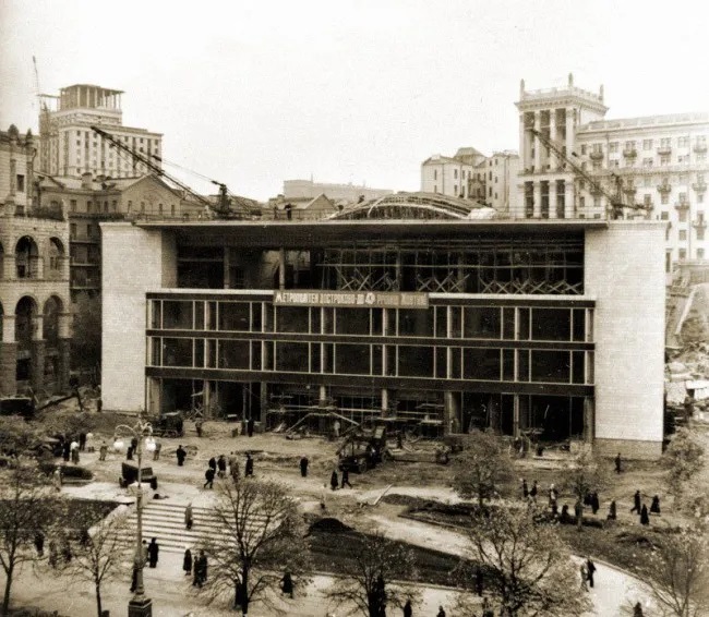 #23 Kreshchatik metro station shortly before the opening, 1960