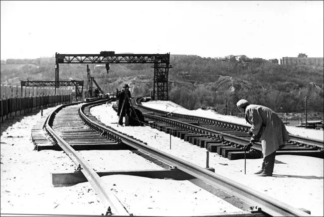 #63 Laying of the upper structure of the underground path on the embankment adjacent to the Metro bridge from the left bank side