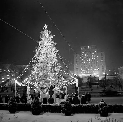 #64 Christmas tree at the October Revolution Square (now Independence). In the background hotel Moscow (now Ukraine), 1962