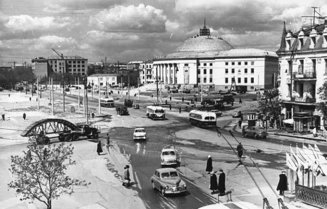 #27 Victory Square, Circus, 1960