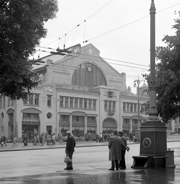 #40 Street, passersby and a building in Kyiv.