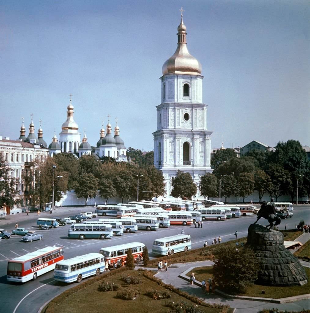 #20 Historic monument to Helman Bogdan Khmelnitsky, 1976