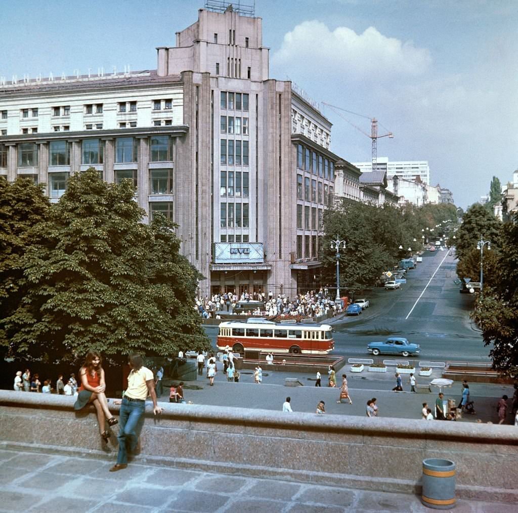 #21 People on a Kyiv avenue, 1976